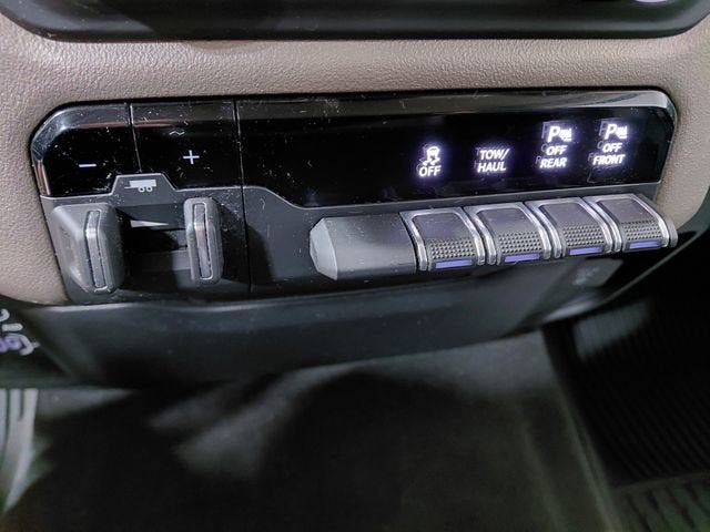2020 RAM 1500 Laramie Crew Cab 4x4 5'7" Box