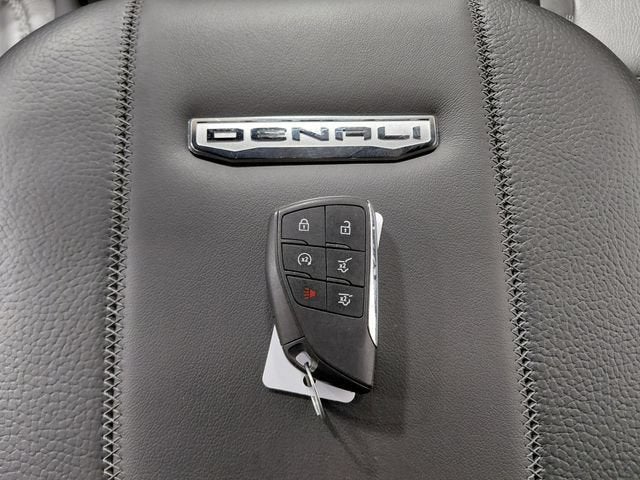 2025 GMC Yukon Denali - Photo 14